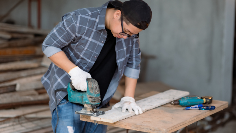 10 powered hand saw safety tips for carpenters and construction professionals